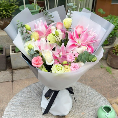赤峰9朵玫瑰混搭百合，爱恋纯真无邪