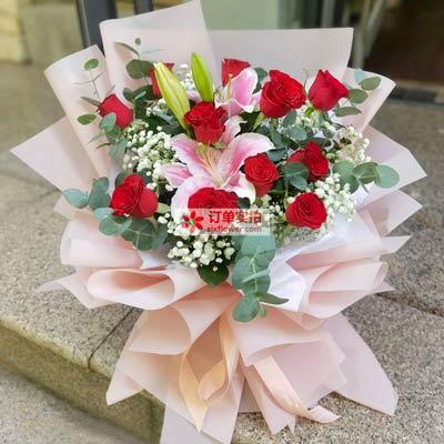 赤峰11朵红玫瑰百合，全世界里只有一个你