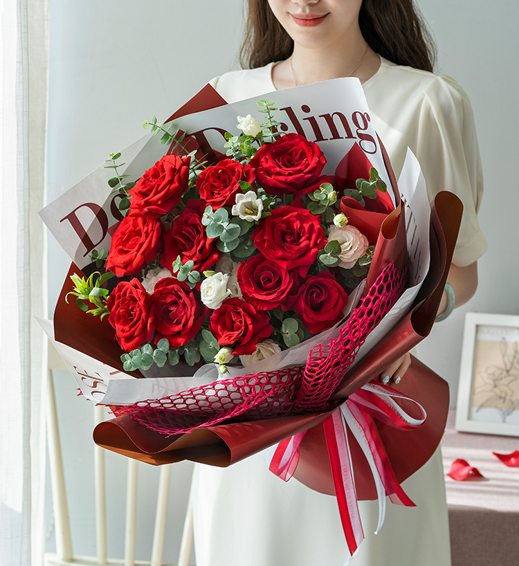 赤峰女朋友生日,送玫瑰花束合适还是百合花更好?